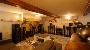 Avec son subwoofer de 30cm, et avec ce que vous connaissez de G.A, nous vous laissons imaginer ce que ce monstre donne, même sur batterie. Avec son subwoofer de 30cm, et avec ce que vous connaissez de G.A, nous vous laissons imaginer ce que ce monstre donne, même sur batterie.