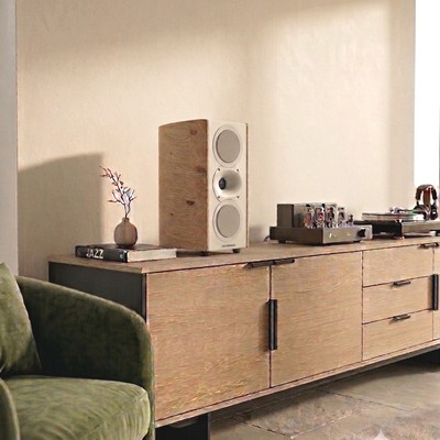 Passion n°3 et centrale C3 Gautier Audio en home cinéma et hifi audiophile Paire d'enceintes Passion n°3 et centrale C3 blanches Gautier Audio dans un salon
