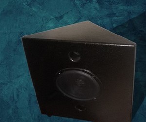 Ce subwoofer d'angle est très puissant. Le woofer est un 30cm (12 pouces) De nombreuses options de finition sont disponibles Ce subwoofer d'angle est très puissant. Le woofer est un 30cm (12 pouces) De nombreuses options de finition sont disponibles